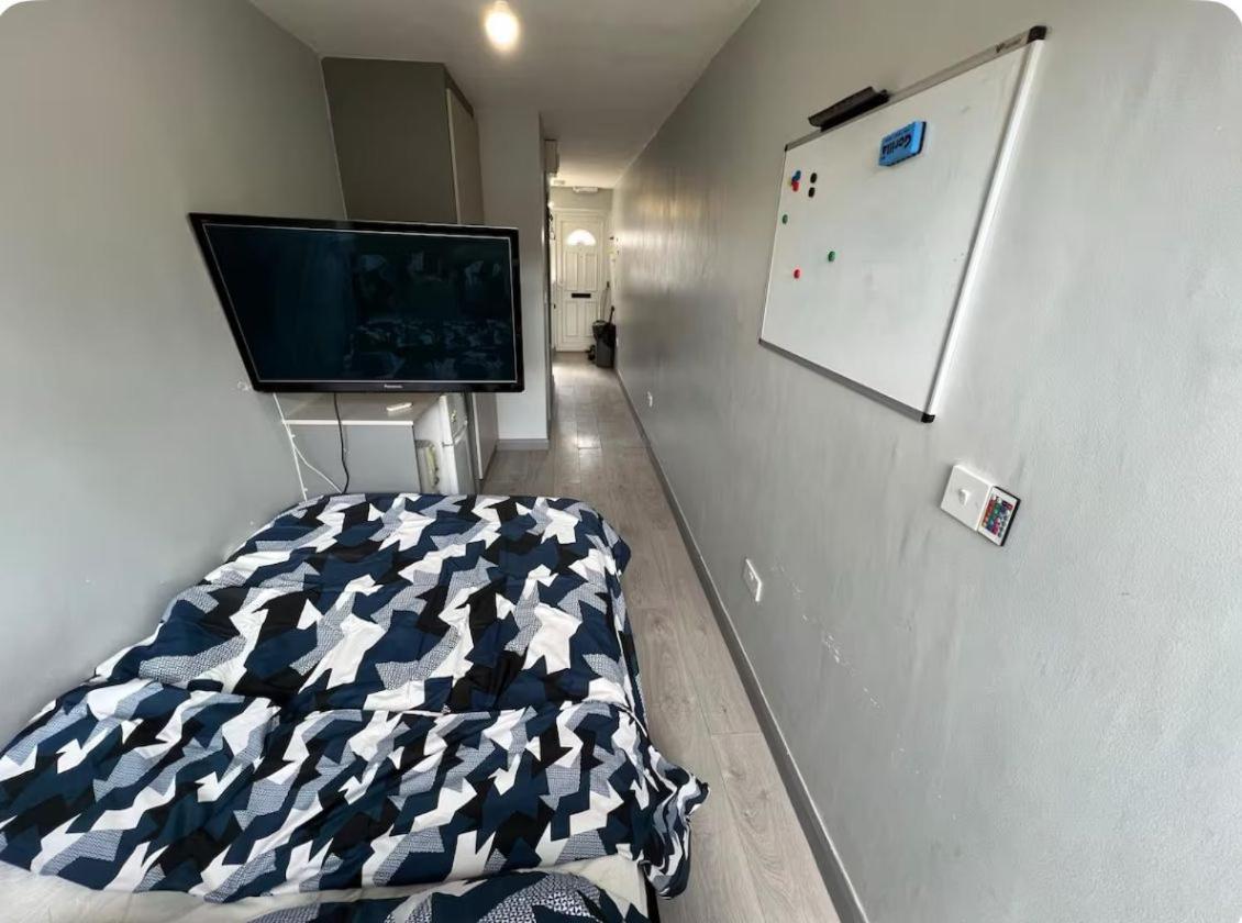 Feltham Apartment *